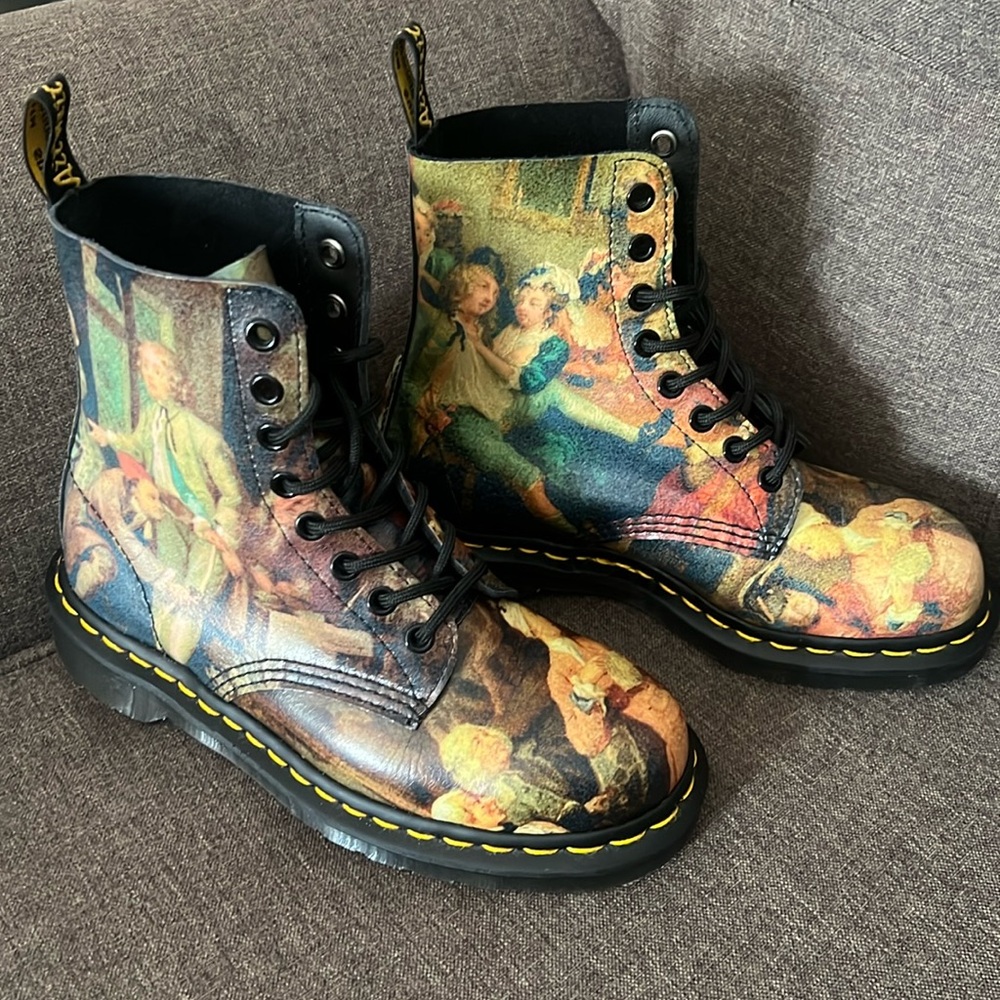 DOC MARTENS x HOGARTH PASQUAL RENAISSANCE MUSEUM EDITION BOOTS NWT - Picture 4 of 14